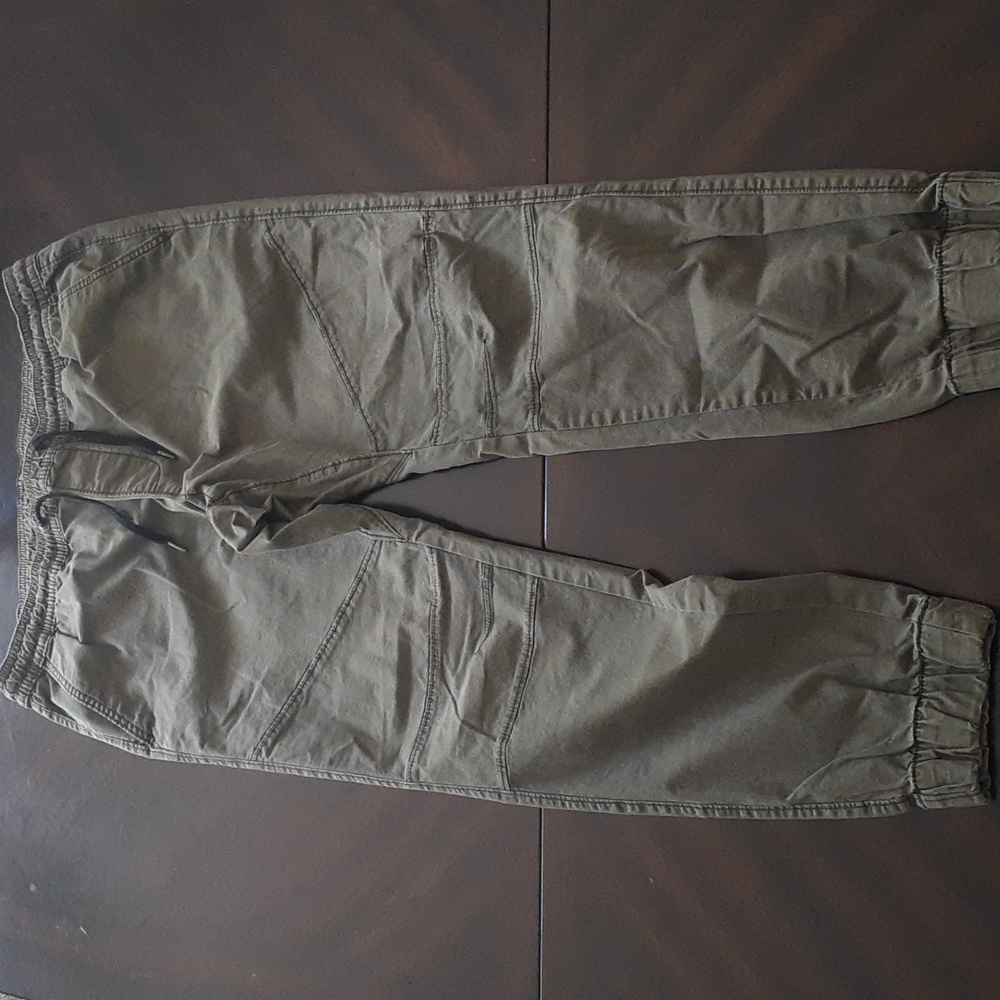 Men's green activewear pants